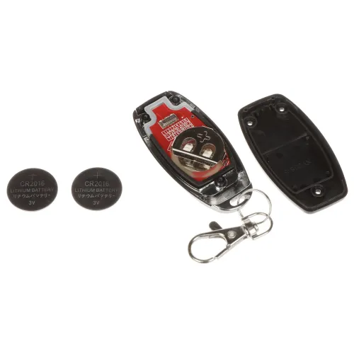 Zdjęcie przedstawia otwarty pilot zdalnego sterowania z widoczną komorą na baterię oraz dwie baterie litowe CR2016. Obok pilota znajduje się jego tylna obudowa.