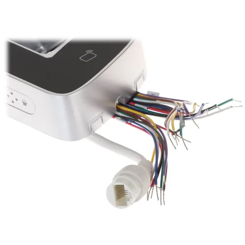 Zdjęcie przedstawia urządzenie z metaliczną obudową, z którego wychodzą kolorowe przewody oraz biały kabel zakończony wtyczką RJ45. Obok znajduje się panel z ikoną dzwonka i przyciskiem.