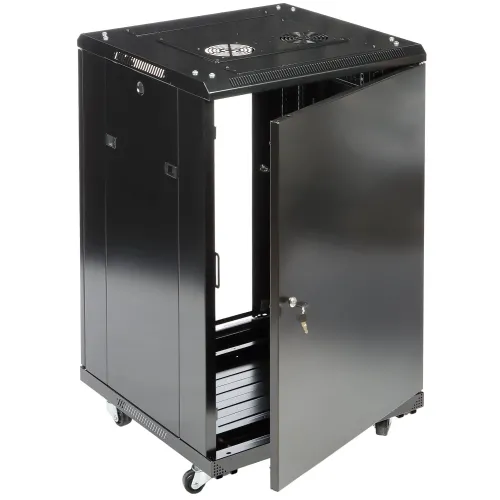 Czarna, metalowa szafa serwerowa na kółkach z otwartymi drzwiami i wentylatorami na górze. Szafa posiada zamknięcie na klucz i jest przeznaczona do przechowywania sprzętu sieciowego.