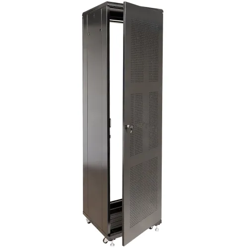 Na zdjęciu znajduje się wysoka, metalowa szafa serwerowa z perforowanymi drzwiami, stojąca na kółkach. Drzwi szafy są częściowo otwarte, ukazując wnętrze przeznaczone do montażu sprzętu sieciowego.