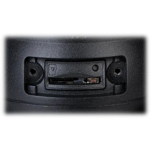 Zbliżenie na czarną obudowę urządzenia z widocznym gniazdem na kartę pamięci. Obok gniazda znajdują się dwa otwory montażowe.