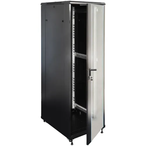 Na zdjęciu znajduje się czarna szafa serwerowa z otwartymi drzwiami, ukazująca wnętrze z miejscem na montaż sprzętu sieciowego. Szafa stoi na kółkach, co ułatwia jej przemieszczanie.