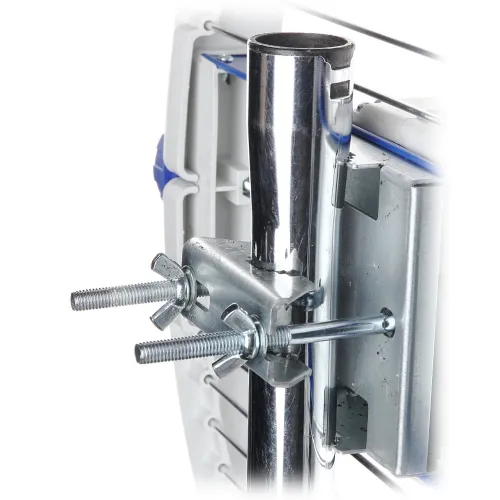 Zdjęcie przedstawia metalowy uchwyt montażowy z dwoma śrubami motylkowymi, przymocowany do pionowej rury. W tle widoczna jest część urządzenia z elementami w kolorze niebieskim i szarym.