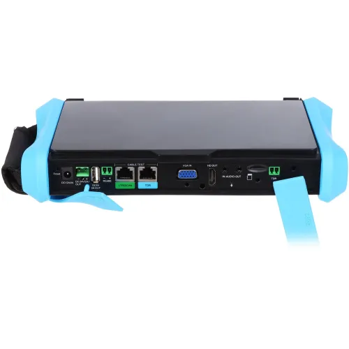 Na zdjęciu znajduje się urządzenie elektroniczne z różnymi portami i złączami, w tym VGA, HDMI, oraz porty sieciowe. Obudowa urządzenia jest czarna z niebieskimi elementami ochronnymi na rogach.