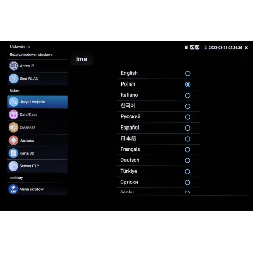 Menu ustawień urządzenia z wyświetlonymi opcjami językowymi, w tym angielski, polski i inne. Po lewej stronie widoczne są kategorie ustawień, takie jak sieć WLAN, data/czas i głośność.