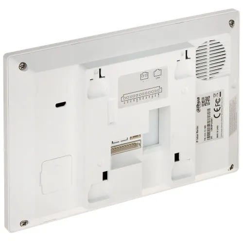 Biały panel elektroniczny z widocznymi złączami i otworami montażowymi na tylnej stronie. W prawym górnym rogu znajduje się głośnik, a po prawej stronie naklejka z informacjami technicznymi.