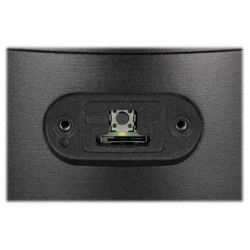 Zdjęcie przedstawia zbliżenie na tylną część urządzenia elektronicznego z gniazdem montażowym i dwoma otworami na śruby. Powierzchnia jest czarna i ma teksturowane wykończenie.