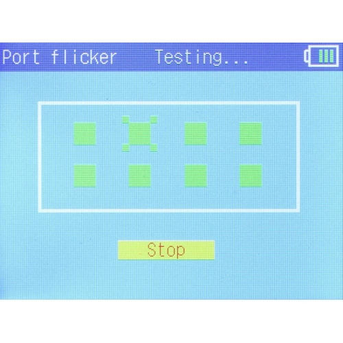 Ekran testowy z niebieskim tłem pokazuje osiem zielonych kwadratów w dwóch rzędach, z jednym kwadratem oznaczonym krzyżykiem. Na dole ekranu znajduje się żółty przycisk z napisem "Stop".