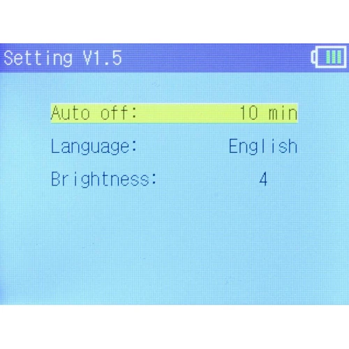 Zdjęcie przedstawia ekran ustawień urządzenia elektronicznego z opcjami: automatyczne wyłączanie ustawione na 10 minut, język angielski oraz jasność na poziomie 4. W prawym górnym rogu widoczny jest wskaźnik poziomu naładowania baterii.