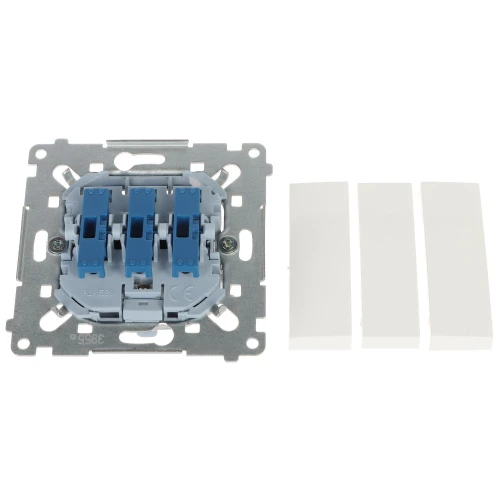 Na zdjęciu znajduje się mechanizm potrójnego włącznika światła z niebieskimi elementami montażowymi, umieszczony na metalowej ramce. Obok mechanizmu leżą trzy białe klawisze do włącznika.