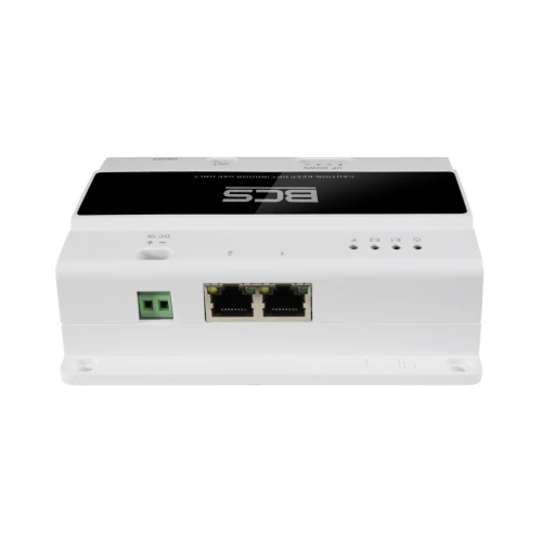 Na zdjęciu znajduje się biały adapter IP do wideodomofonów marki BCS, z dwoma portami Ethernet i zielonym złączem. Urządzenie ma prostokątny kształt i widoczne oznaczenia na górnej powierzchni.