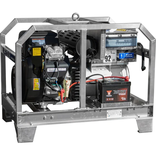 Na zdjęciu znajduje się metalowy agregat prądotwórczy z widocznymi elementami silnika i akumulatorem. Konstrukcja jest solidna, z oznaczeniami i etykietami informacyjnymi na obudowie.