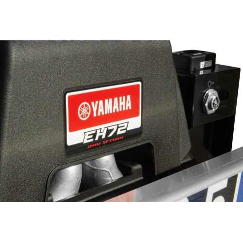 Zbliżenie na agregat prądotwórczy z widocznym logo Yamaha i oznaczeniem modelu EH72. Urządzenie ma solidną, metaliczną obudowę z elementami w kolorze czarnym i srebrnym.