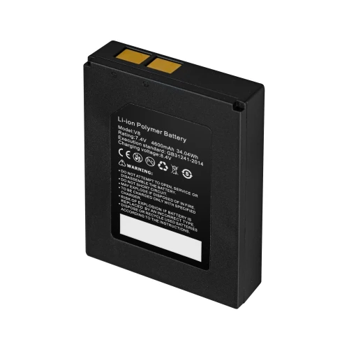 Zdjęcie przedstawia czarny akumulator litowo-polimerowy z widocznymi złotymi stykami na górze. Na przedniej stronie znajduje się etykieta z informacjami technicznymi i ostrzeżeniami.