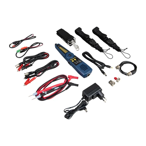 Na zdjęciu znajduje się zestaw narzędzi do testowania CCTV, w tym tester BCS-MS, różne kable, zasilacz oraz klipsy. Elementy są rozłożone na białym tle, co ułatwia ich identyfikację.