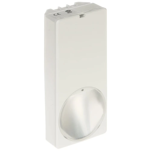 Prostokątna, biała czujka PIR z zaokrąglonym sensorem na dole obudowy. Na górze widoczne są oznaczenia CE i inne symbole.