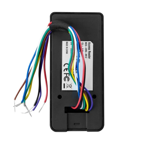 Zdjęcie przedstawia tylną część czytnika RFID z widocznymi kolorowymi przewodami i etykietą z informacjami technicznymi. Urządzenie ma prostokątny kształt i czarną obudowę.