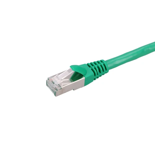 Zielony kabel sieciowy Ethernet zakończony wtykiem RJ-45. Wtyk posiada przezroczystą osłonę i zieloną osłonkę ochronną.