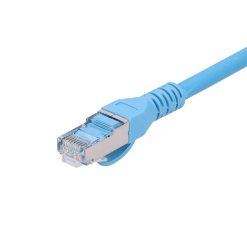 Na zdjęciu znajduje się niebieski kabel Ethernet zakończony metalową wtyczką RJ-45. Wtyczka posiada przezroczystą osłonę, przez którą widać kolorowe przewody.