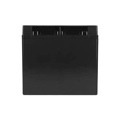 Czarny, prostokątny akumulator o gładkiej powierzchni i wyraźnie zaznaczonych krawędziach. Na górze znajdują się dwa złącza do podłączenia przewodów.