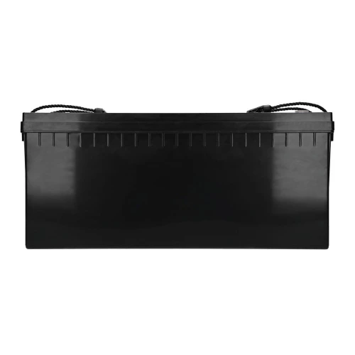 Czarny prostokątny akumulator z uchwytami po bokach, widziany z przodu. Gładka powierzchnia z delikatnymi pionowymi żłobieniami na górnej krawędzi.