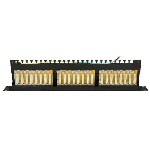 Zdjęcie przedstawia panel krosowy z trzema rzędami złącz, umieszczony na czarnej metalowej ramie. Na górze panelu widoczny jest żółto-zielony przewód uziemiający.