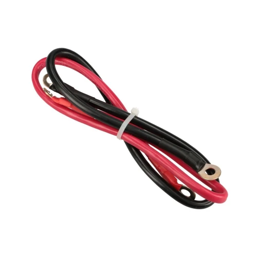 Zdjęcie przedstawia splecione ze sobą dwa kable, jeden czerwony i jeden czarny, z metalowymi końcówkami. Kable są spięte białą opaską zaciskową.