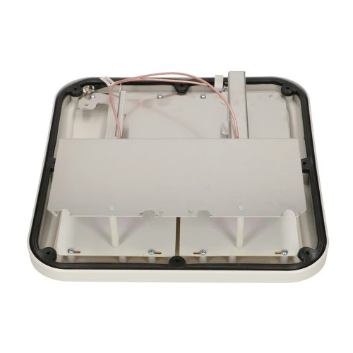 Kwadratowa antena panelowa z metalową obudową i przewodami, widoczna od tyłu. Posiada cztery mocowania i czarną ramkę wokół krawędzi.