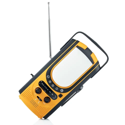 Przenośne radio w kolorze żółto-czarnym z wysuwaną anteną i uchwytem, posiadające panel sterowania z przyciskami i pokrętłami. Urządzenie ma wbudowany głośnik i wyświetlacz na przedniej części obudowy.