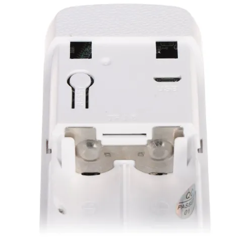 Zdjęcie przedstawia biały moduł elektroniczny z gniazdem na kartę pamięci, portem micro USB oraz przyciskiem reset. Widoczne są również metalowe styki i naklejka z oznaczeniem jakości.