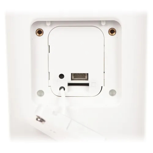 Białe gniazdo na kartę pamięci z przyciskiem reset znajduje się w prostokątnej obudowie z dwoma otworami montażowymi. Na dole widoczny jest przewód wychodzący z obudowy.