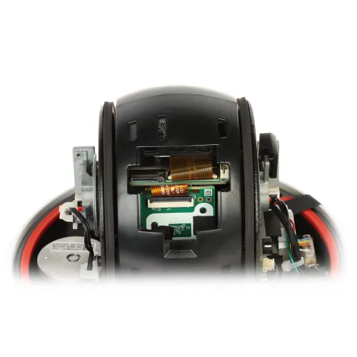 Wnętrze kamery z widocznym gniazdem micro SD oraz elementami elektronicznymi. Obudowa kamery jest częściowo otwarta, ukazując szczegóły konstrukcji.