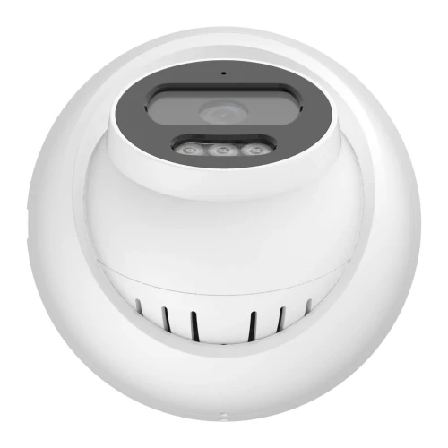 Biała, kopułkowa kamera monitoringu z widocznym obiektywem i diodami LED na czarnym panelu. Kamera ma nowoczesny design i jest przeznaczona do montażu sufitowego.