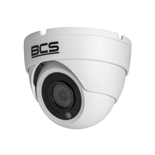 Biała kamera kopułkowa BCS z czarnym obiektywem na białym tle. Logo BCS znajduje się na obudowie kamery.