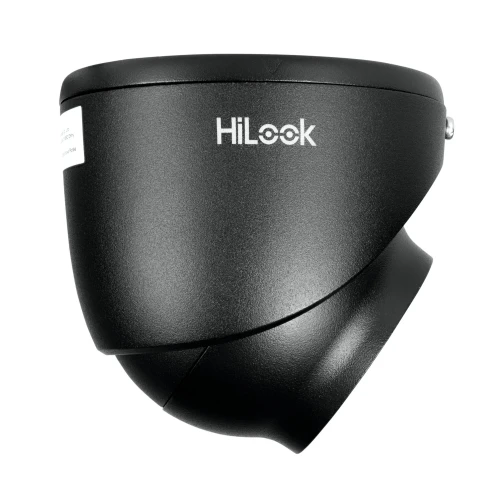 Czarna kamera kopułkowa HiLook z logo na obudowie, widoczna z boku na białym tle. Kamera ma nowoczesny, kompaktowy design.