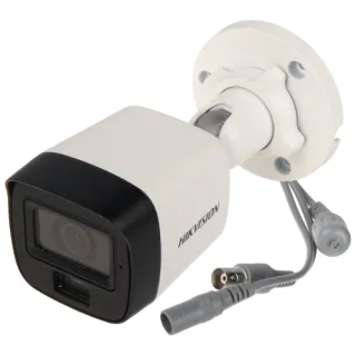 Kamera monitoringu Hikvision w kolorze białym z czarnym frontem, wyposażona w przewody do podłączenia. Urządzenie ma cylindryczny kształt i jest zamontowane na regulowanym uchwycie.