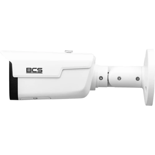 Biała kamera monitoringu BCS z cylindrycznym korpusem i logo po lewej stronie. Kamera jest zamontowana na regulowanym uchwycie ściennym.