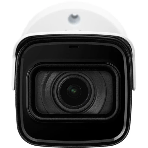 Zdjęcie przedstawia zbliżenie na obiektyw kamery IP w białej obudowie. Kamera ma nowoczesny design z czarnym frontem i widocznymi detalami soczewki.