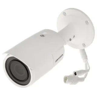 Biała kamera IP Hikvision z cylindrycznym korpusem i regulowanym uchwytem montażowym. Widoczne są złącza kablowe na końcu przewodu.