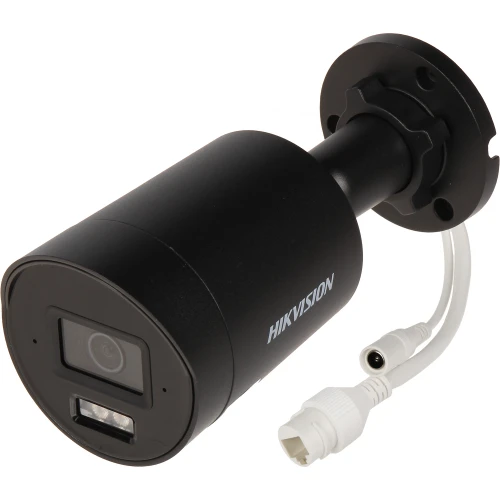 Czarna kamera IP Hikvision z cylindrycznym korpusem i logo na boku, wyposażona w obiektyw i diody LED na przednim panelu. Kamera posiada białe przewody z wtyczkami do podłączenia.