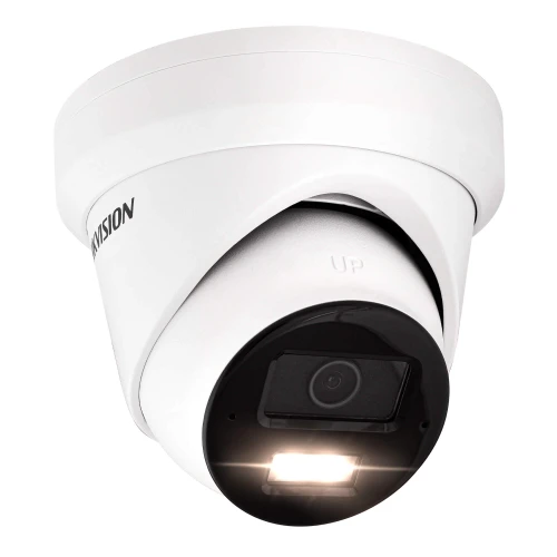 Biała kamera kopułkowa z czarnym obiektywem i wbudowanym oświetleniem LED. Urządzenie ma nowoczesny design i jest przeznaczone do monitoringu wizyjnego.