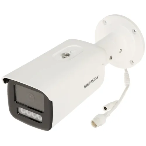 Biała kamera IP Hikvision z obiektywem i diodami LED na przodzie, zamontowana na okrągłej podstawie. Z kamery wychodzą dwa przewody zakończone złączami.