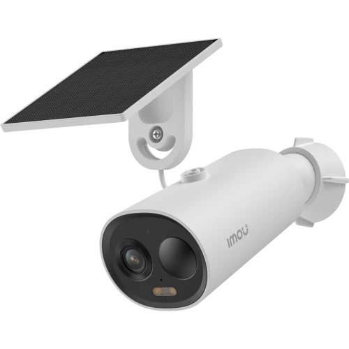 Zdjęcie przedstawia białą kamerę IP marki Imou z cylindrycznym korpusem i czarnym panelem przednim, wyposażoną w obiektyw oraz czujniki. Kamera jest zamontowana na uchwycie z panelem słonecznym, co sugeruje możliwość zasilania energią słoneczną.