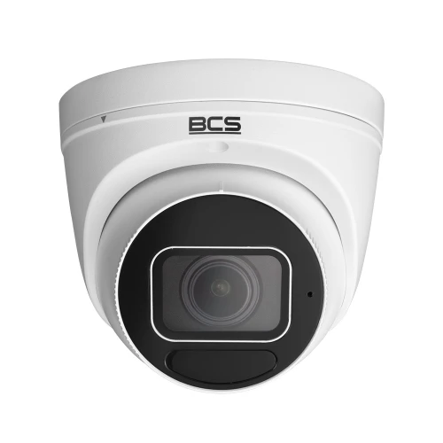 Biała, kopułowa kamera IP marki BCS z czarnym obiektywem umieszczonym centralnie. Kamera ma nowoczesny design i jest przeznaczona do monitoringu wizyjnego.