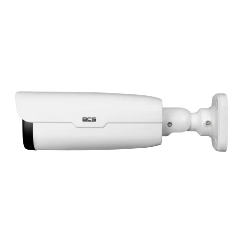 Biała kamera tubowa BCS z logo na boku, zamontowana na regulowanym uchwycie ściennym. Kamera ma nowoczesny, prostokątny kształt z czarnymi akcentami na przodzie.
