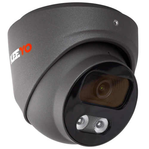 Kamera kopułowa w kolorze ciemnoszarym z widocznym obiektywem i dwoma diodami LED na czarnym panelu przednim. Na obudowie znajduje się czerwono-białe logo producenta.