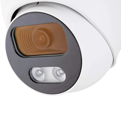 Biała kopułowa kamera IP z widocznym obiektywem i dwoma diodami LED na czarnym tle. Kamera ma nowoczesny design i jest przeznaczona do monitoringu wizyjnego.