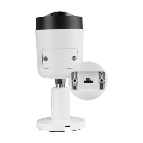 Biała kamera tubowa z czarnymi elementami, zamontowana na regulowanej podstawie. Na zbliżeniu widoczny jest port resetu umieszczony z tyłu urządzenia.