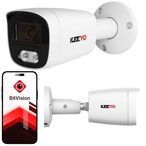 Biała kamera tubowa IP marki Keeyo jest zamontowana na ścianie, z widocznym logo i obiektywem skierowanym do przodu. Obok kamery znajduje się smartfon z aplikacją BitVision, prezentującą interfejs użytkownika.