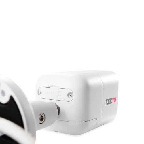 Biała kamera tubowa IP marki Keeyo z widocznym logo i złączem montażowym. Kamera ma nowoczesny design i jest przeznaczona do monitoringu.